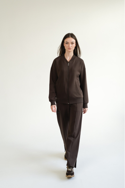 Костюм брючный спортивного плана в шоколадном оттенке